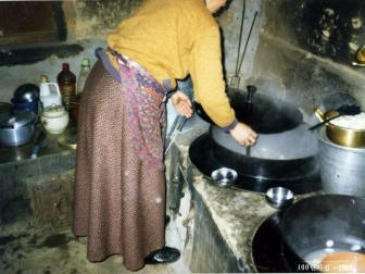 고향집 부엌에서 어머님(1985)